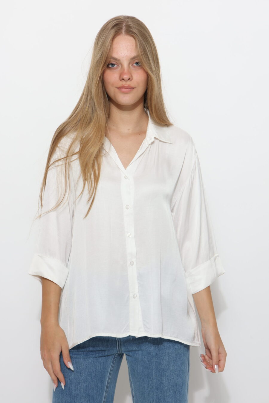 מכופתרת משי סאטן לבן