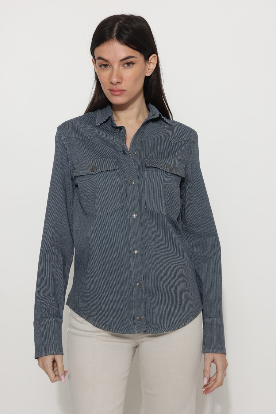 חולצת ג׳ינס ג׳י